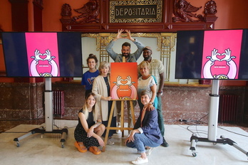 Miembros del jurado posan con el cartel que anunciará Aste Nagusia.