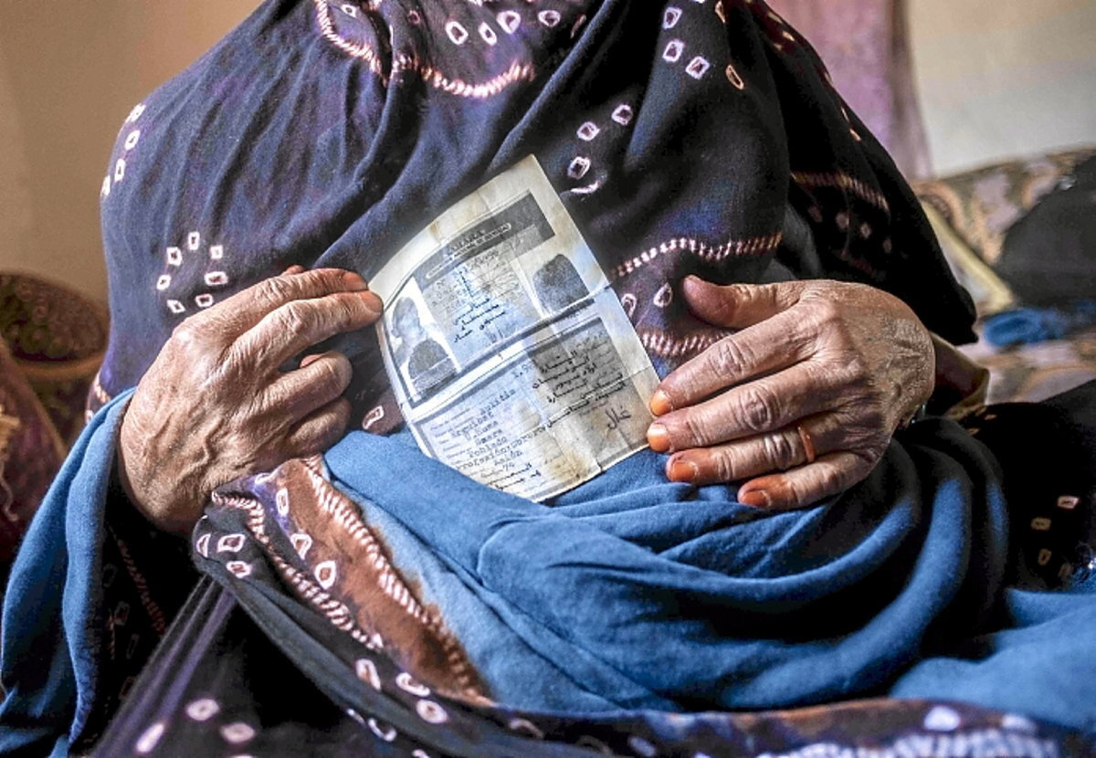 Saharauis muestran las caras de familiares desaparecidos.