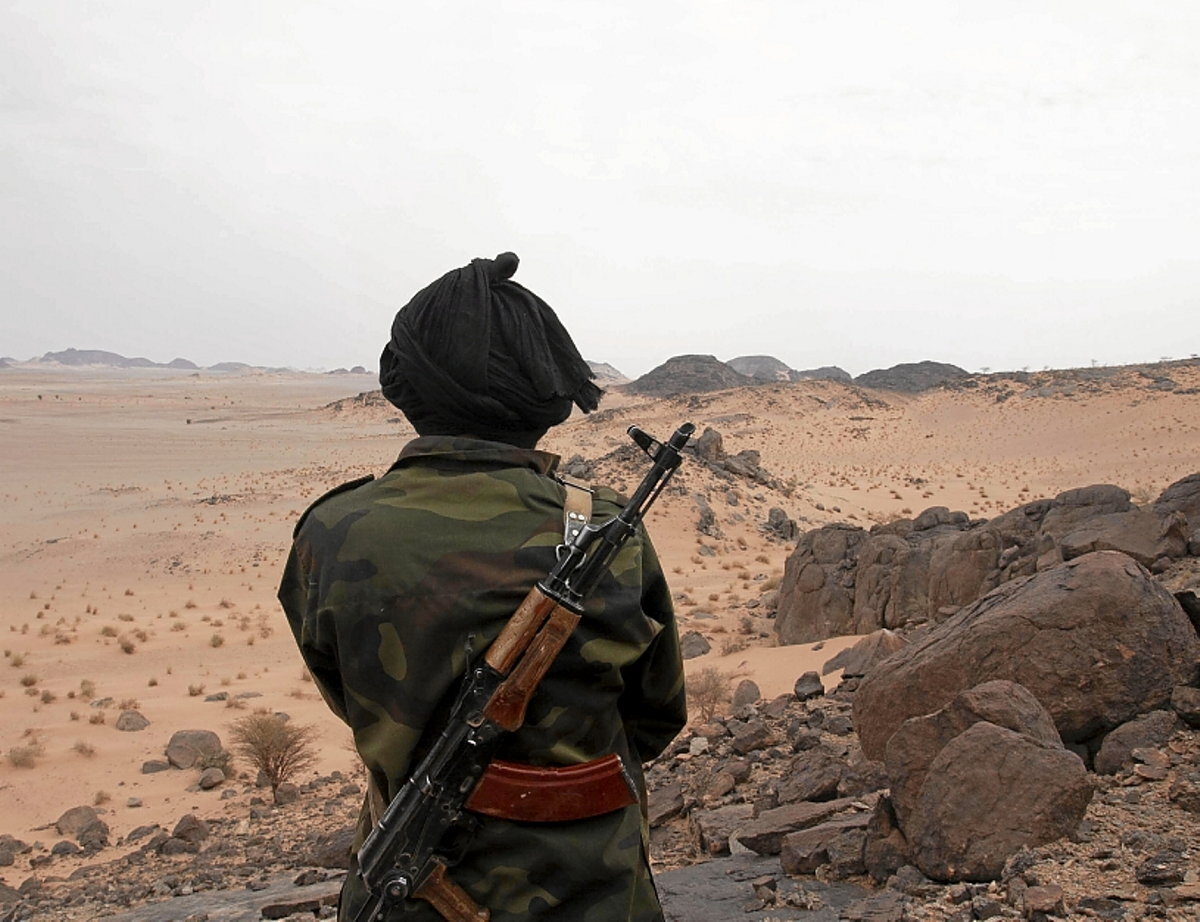 Hama Bulah inspecciona el campamento militar en Aguenit.