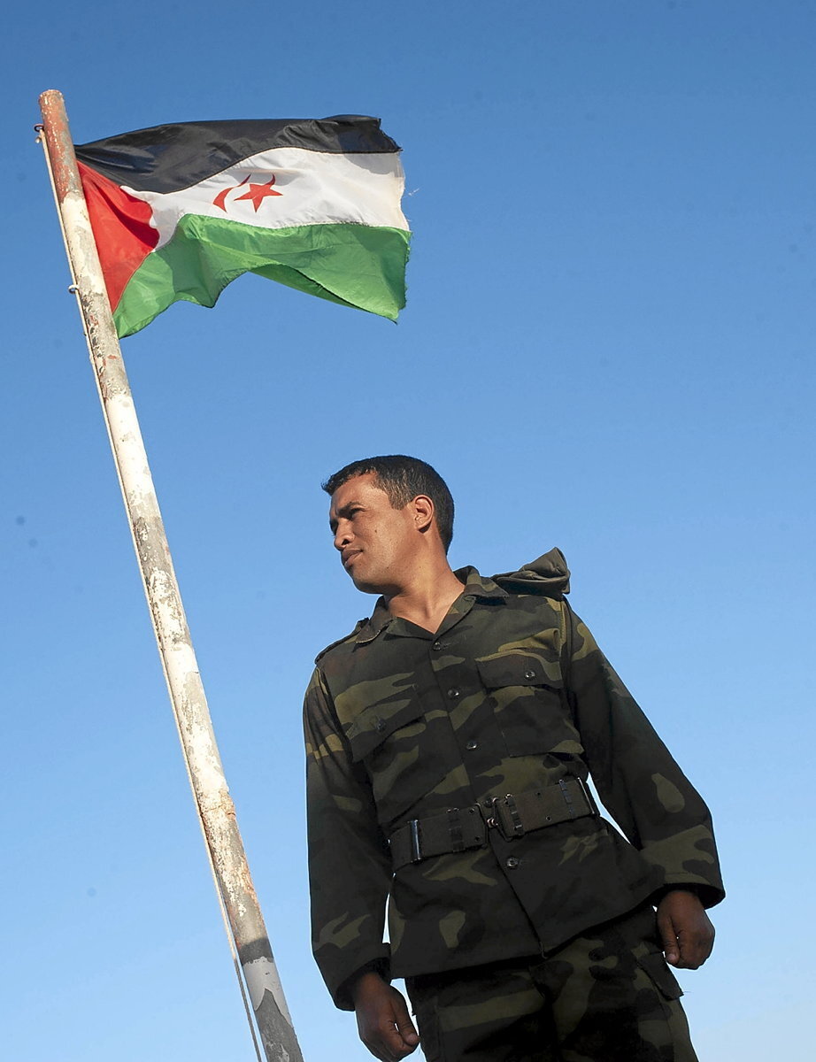 Un soldado del Polisario frente a la bandera dentro del Ministerio de Defensa en la capital de la RASD, Rabouni.
