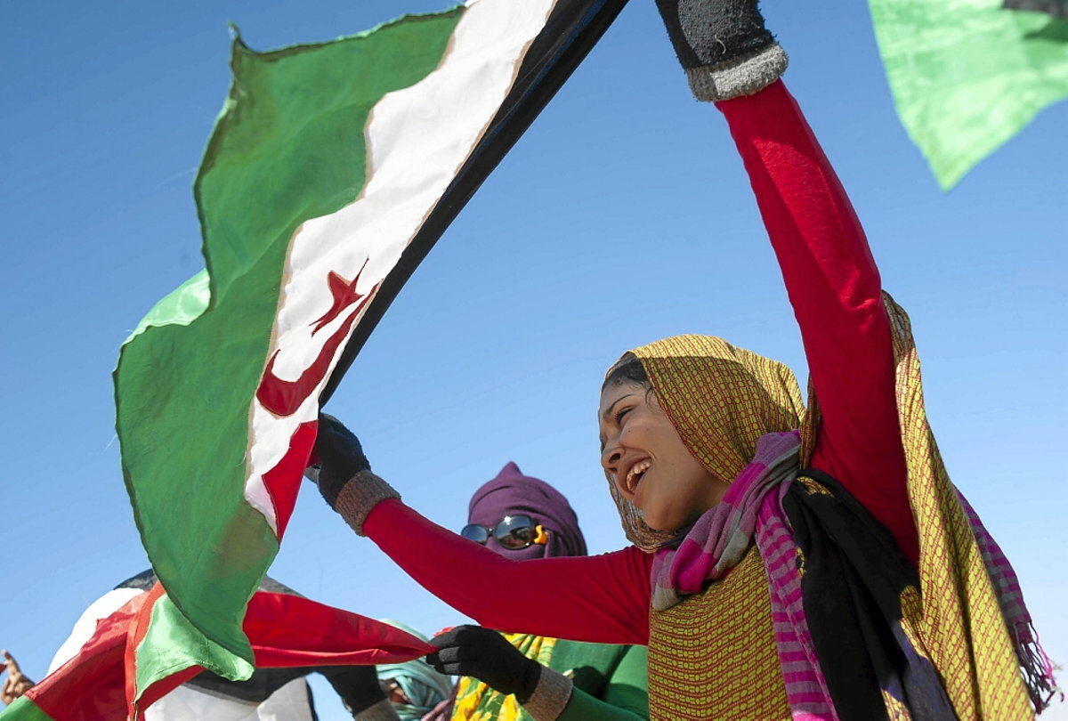 Protesta frente al muro militar marroquí.