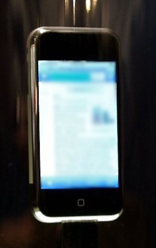 2007ko iPhone telefono mugikorra