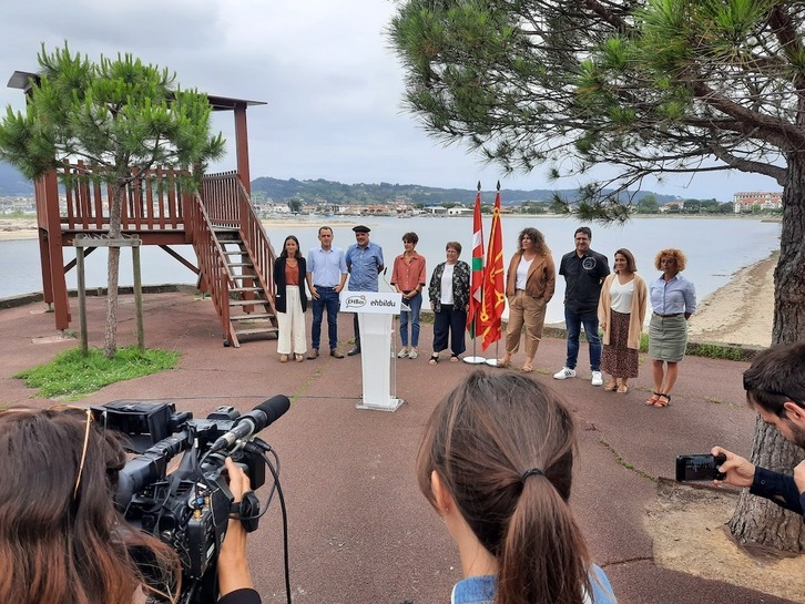 EH Bildu eta EH Baiko ordezkariek Tourra kari euskal nortasuna agertzeko gonbidapen bateratua egin dute gaur eguerdian Hendaiatik.