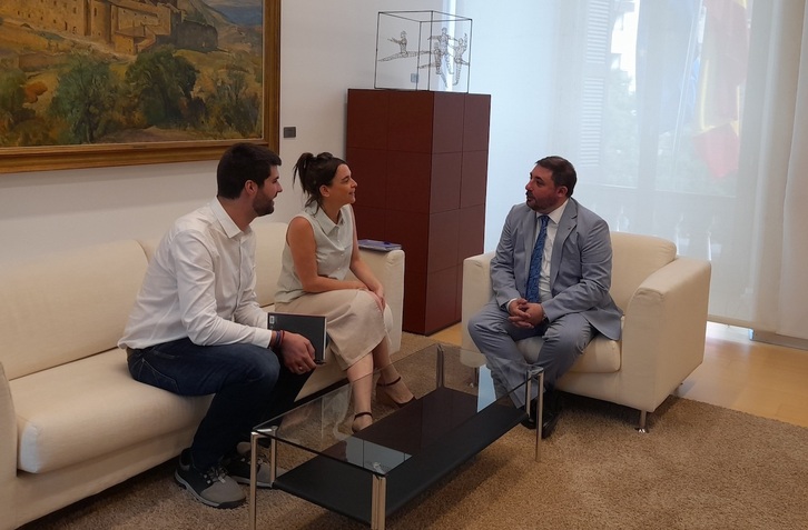 La representación de Contigo Zurekin, durante su encuentro con el presidente del Parlamento navarro, Unai Hualde.