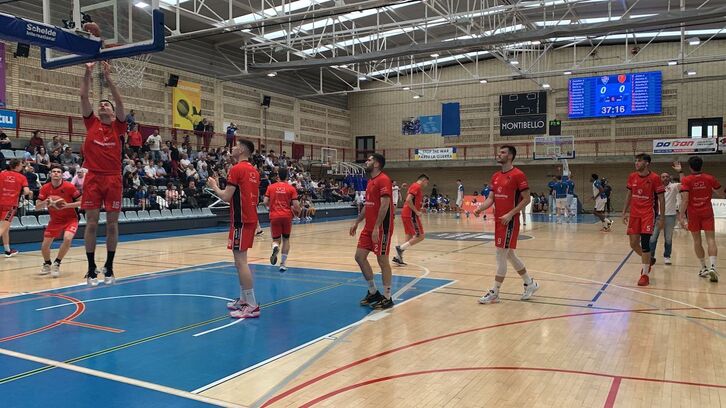 Los jugadores de Basket Navarra realizan ejercicios de calentamiento antes de un partido liguero de la LEB Plata.