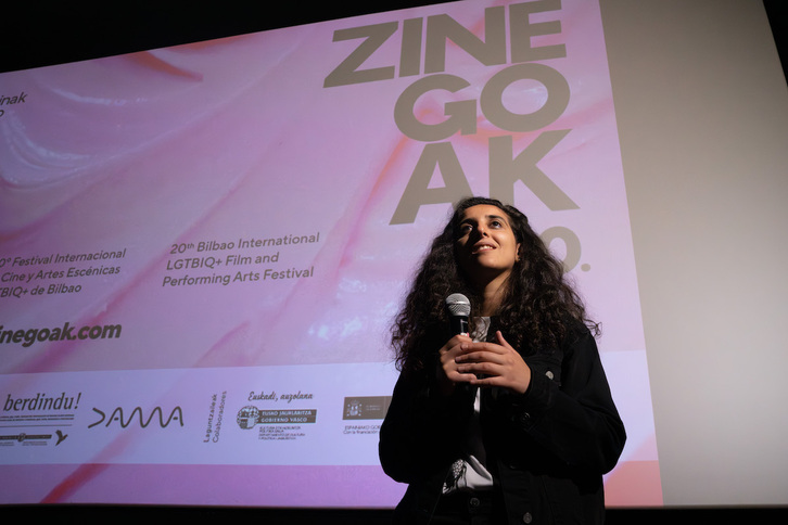 Lilas Mayassi, guitarrista de la banda metal Slave of Sirens.