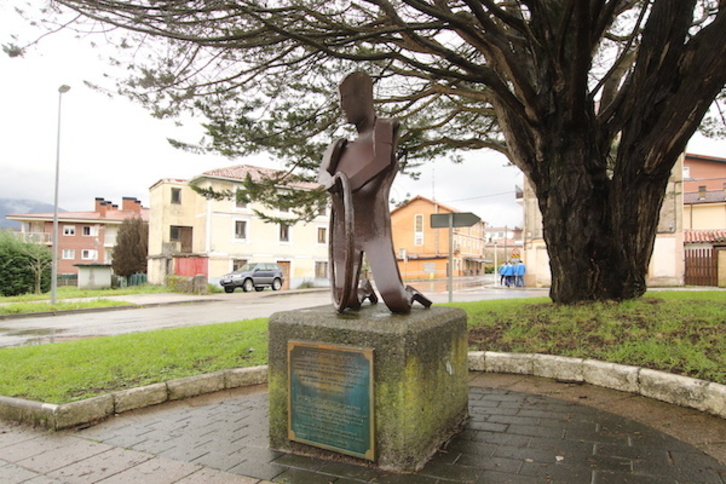 Francisco Cepedaren omenezko oroigarria  bere herrian, Sopuertan