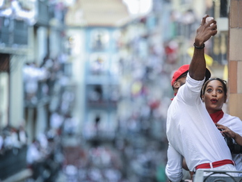 Bisitari batzuk, Estafetan entzierroa ikusteko prest.