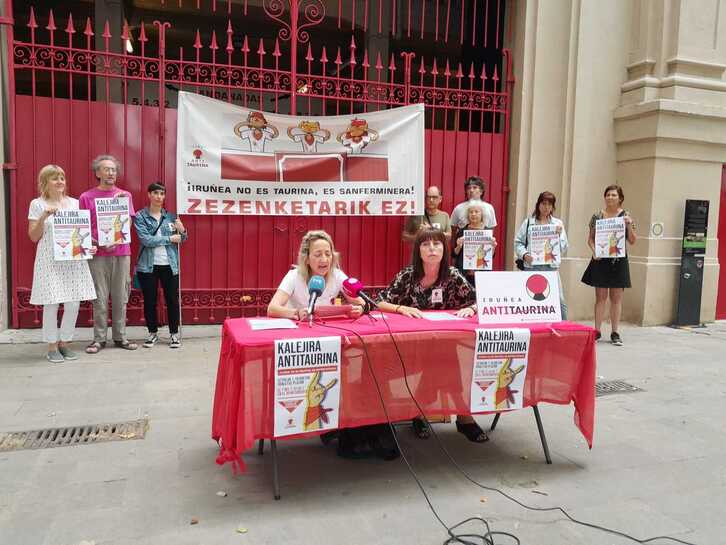 Iruñea Antitaurinako kideek agerraldia egin dute nafar hiriburuan.