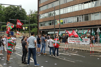 Movilizaciones de CCOO y de ELA y LAB, enfrentedas, ante la sede de la patronal Ascobi, en Bilbo.