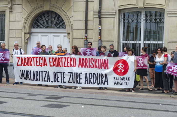 Concentración en el exterior del Parlamento exigiendo a Lakua que asuma su responsabilidad.