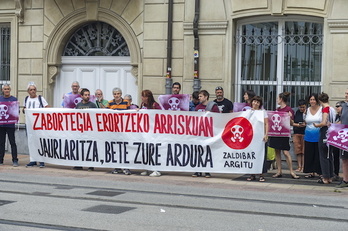 Concentración en el exterior del Parlamento exigiendo a Lakua que asuma su responsabilidad.