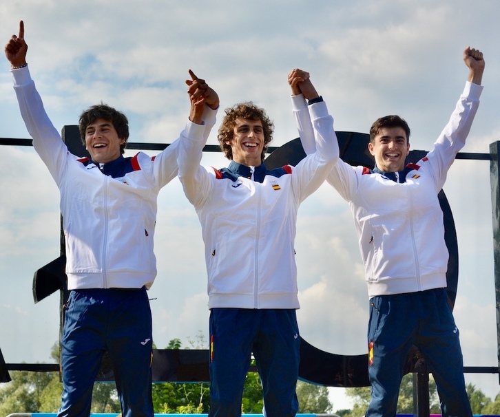 El donostiarra Pau Echániz, con sus compañeros David Llorente y Miquel Travé, en el podio.