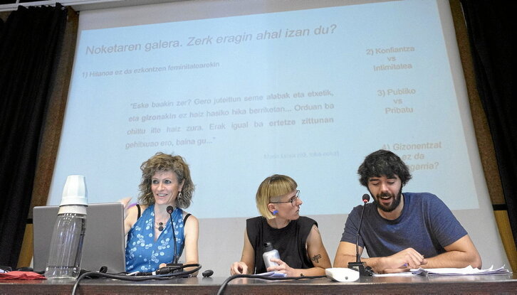 Mahaian, Garbiñe Bereziartua eta Onintza Legorburu, Manex Mantxola moderatzailearekin batera.