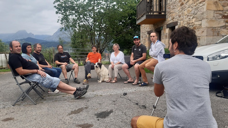 Kofradiei buruzko agiri historikoez gain, testigantzak bildu dituzte herrian.