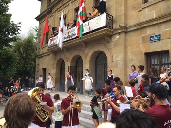 Usurbilgo osteguneko txupinazoan txaranga eta dantzariak lanean.