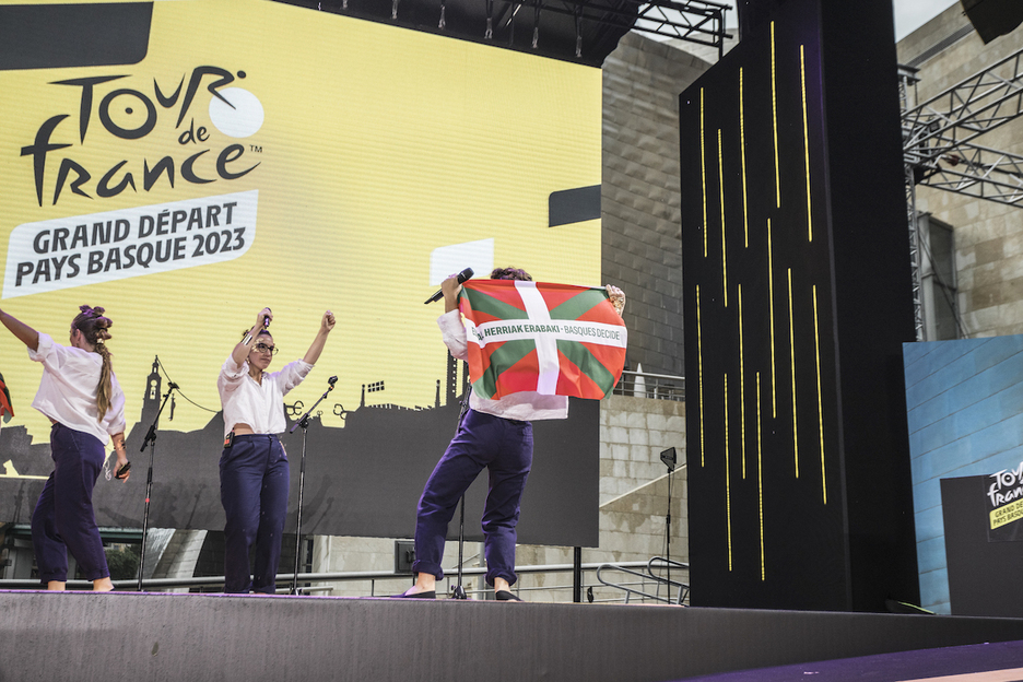 Neomak taldeko abeslaria, ikurrina bizkarrean jartzen.