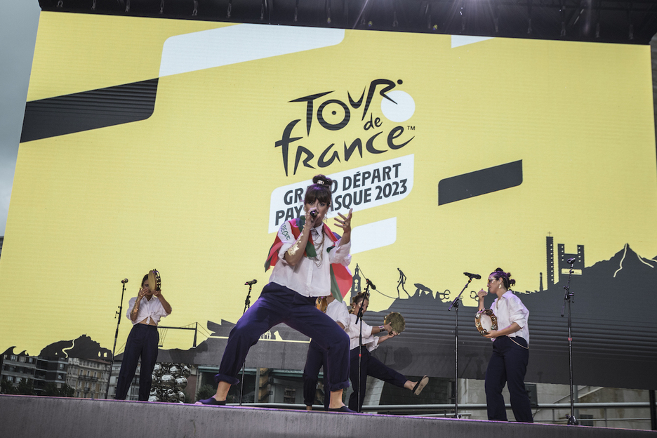 Neomak taldeko abeslaria, ikurrinarekin.