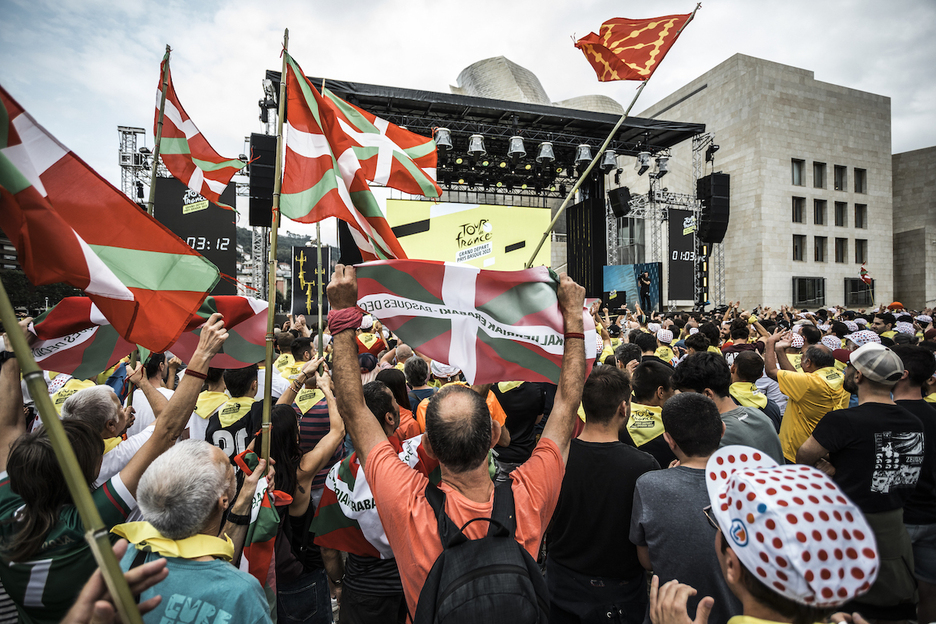 Ikurrinak haizatzen, aurkezpenaren unean.