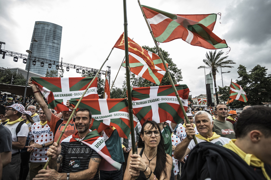 Ikurrinaz gain Nafarroako bandera ere ikusi zen aurkezpenean.