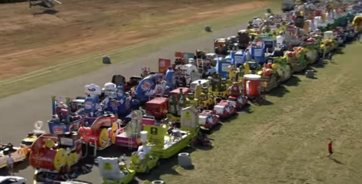 La imponente caravana publicitaria del Tour, preparada para la salida.