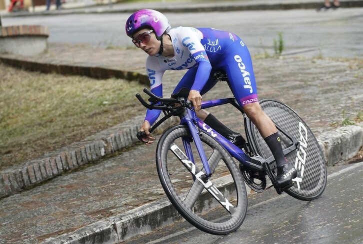 Ane Santesteban gaurko Giroko erlojupekoa korritzen.