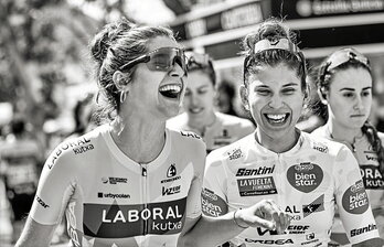 Idoia Eraso eta Yurani Blanco txirrindulariak, lasterketatik kanpoko une batean.