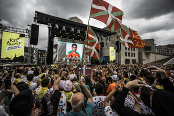 Mikel Landa (Barhain Victorious), premier à l'applaudimètre lors de la présentation des coureurs jeudi 29 juin au soir