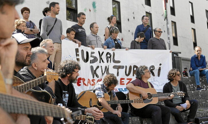 Un momento del acto de apoyo al programa “Musikariak ikastetxeetan”.