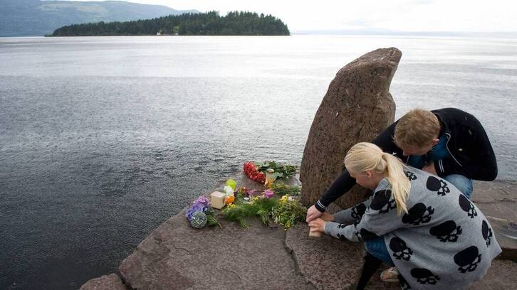 Utoya parean, loreak jartzen.