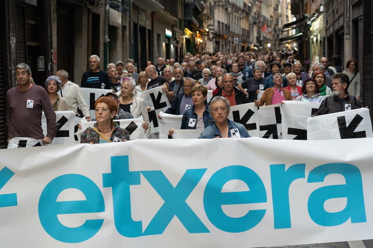 La marcha avanza por Estafeta.