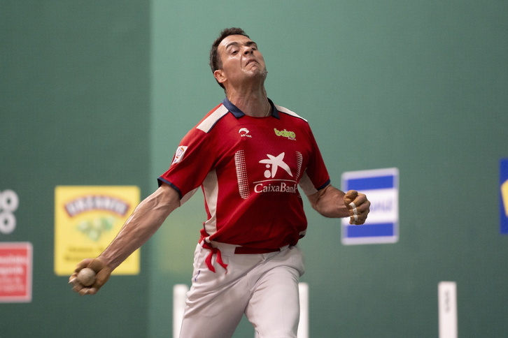 Erik Jaka, pilota astintzeko prest.