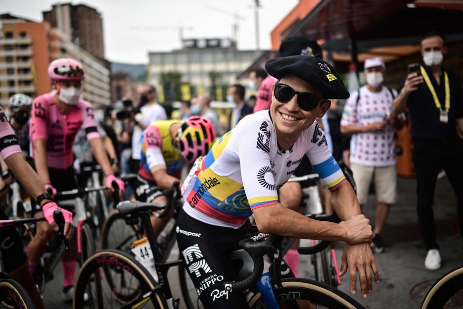 Esteban Chaves, campeón de Colombia, en la salida de Bilbo.