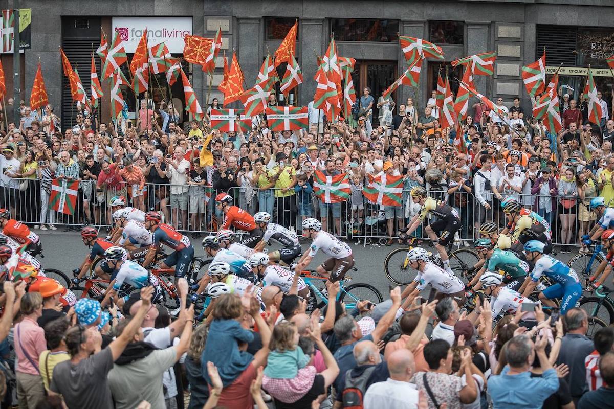 Milaka Herri bat agerian milaka ikurrinen bidez, eta aldarri nagusi bat ...