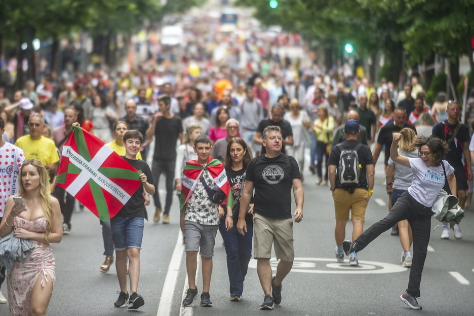 Ambientazo en las calles de Bilbo, haciendo tiempo para la llegada.