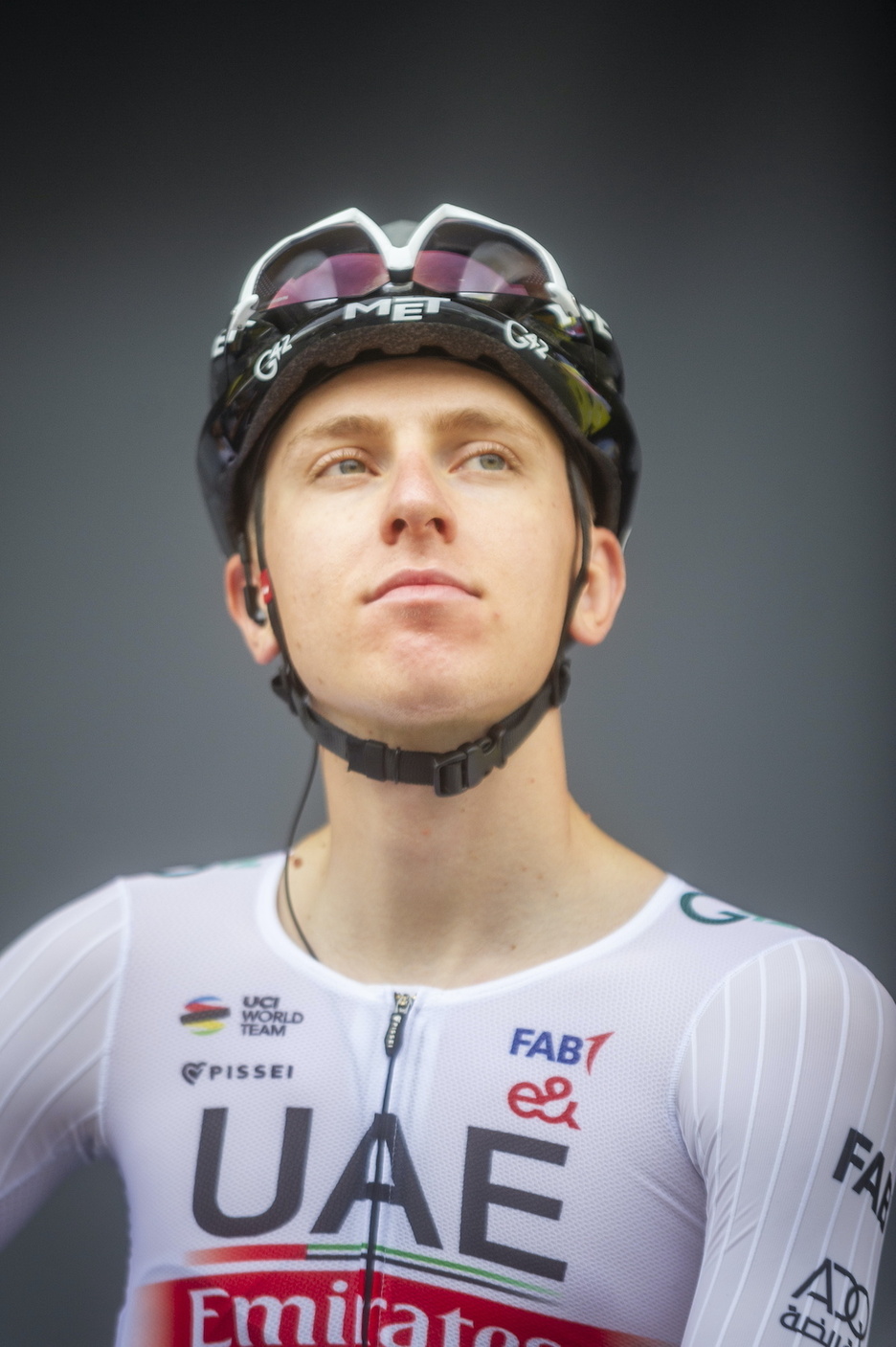 Gesto serio de Tadej Pogacar en la salida, aunque por lo general el esloveno no ha dejado de regalar sonrisas.