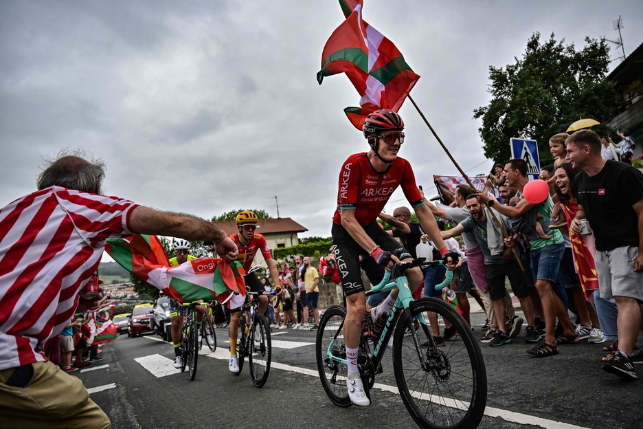 El público, volcado con los corredores desde la misma salida.