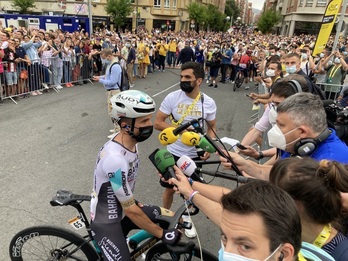Pello Bilbao a pris le temps de répondre aux médias basques quelques minutes avant le départ. 