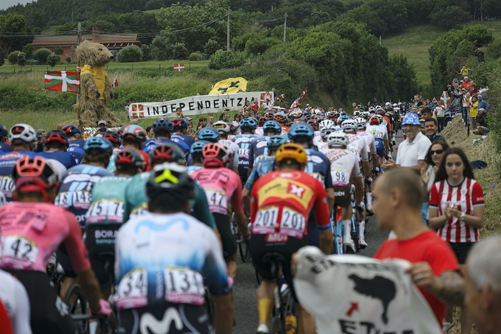 Apoyo a los presos vascos y demanda de independencia al paso por Bakio.