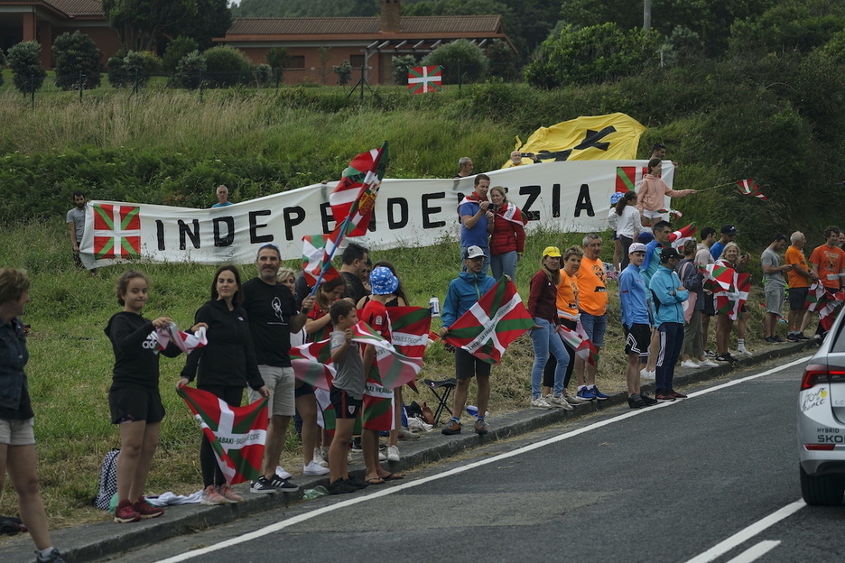 Lemas independentistas en la carretera, en este caso en Bermeo.