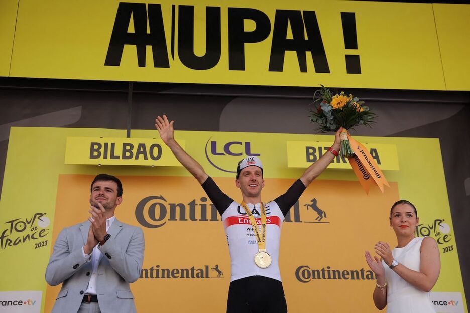 Adam Yates, exultante en el podium.