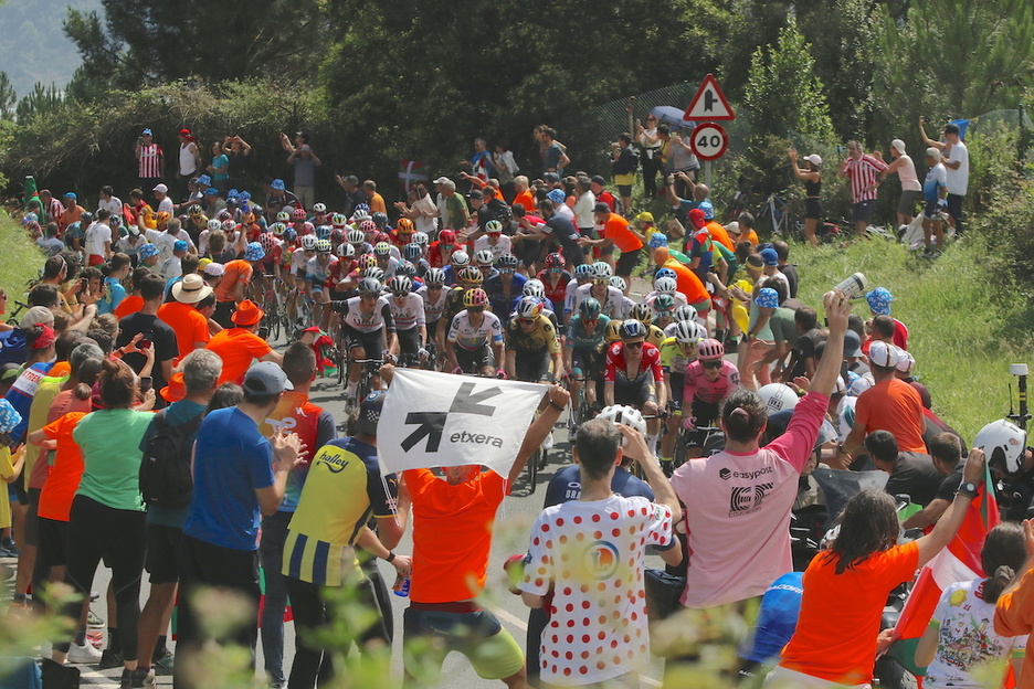 Harrera beroa egin diete txirrindulariei Galdakaon.