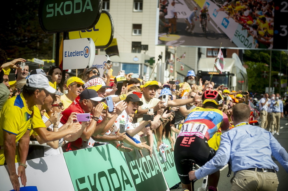 Jende ugari izan dute zain bukaeran txirrindulariek.