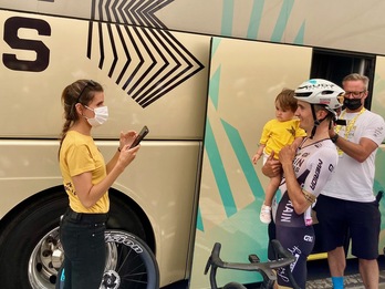 Pello Bilbao a fait une photo souvenir avec sa fille après l'arrivée à Bilbo.