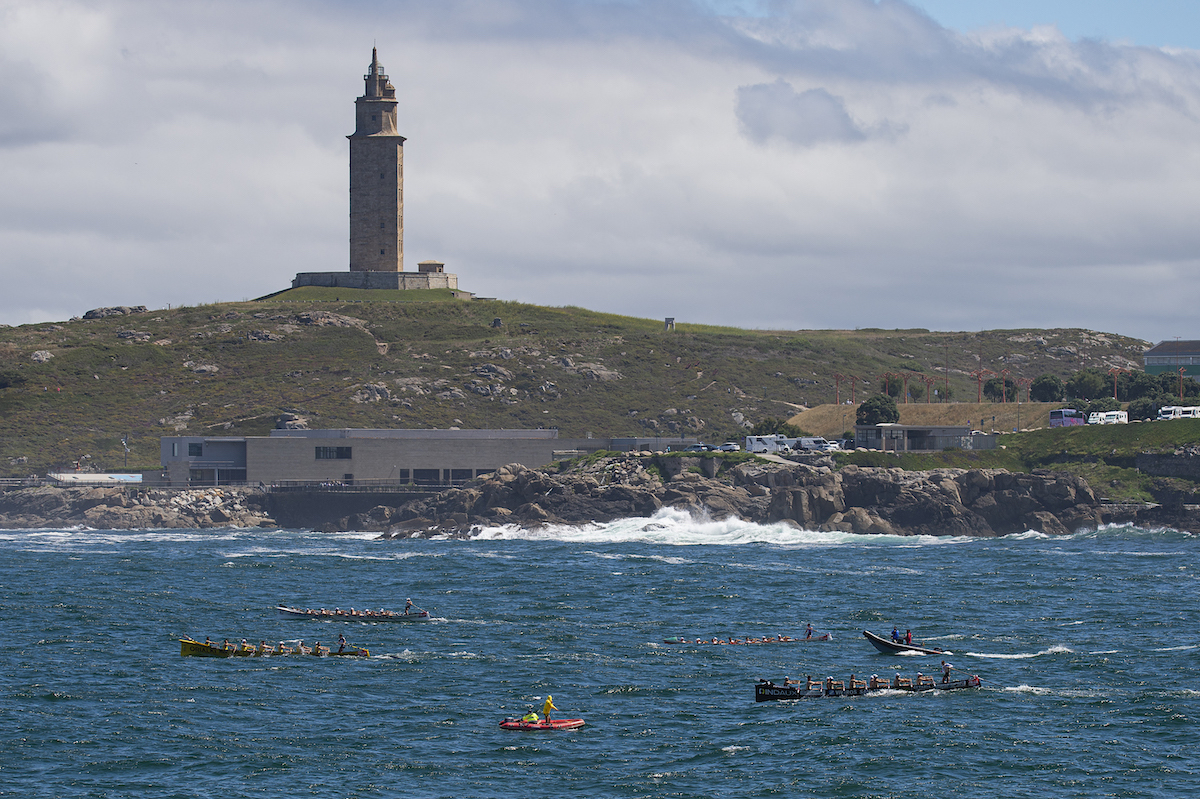 Coruñako estropada eremuko irudi bat, atzean Hercules dorrea ageri dela. (AGENCIA LOF)