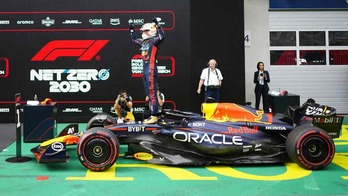 Max Verstappen, encima de su Red Bull, tras ganar en «casa».