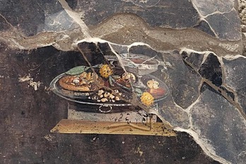 Fresco en Pompeya que representa lo que pude ser un antepasado de la pizza.