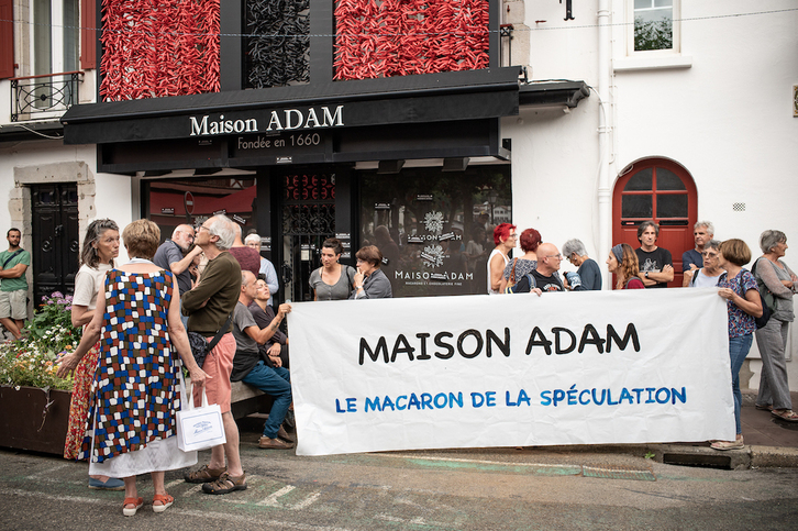 Olha etxaldearen okupazioaren testuinguruan Maison Adam gozotegiak Donibane Lohizunen duen saltokiaren aurrean elkarretaratzea egin zuten ekainaren 29an.