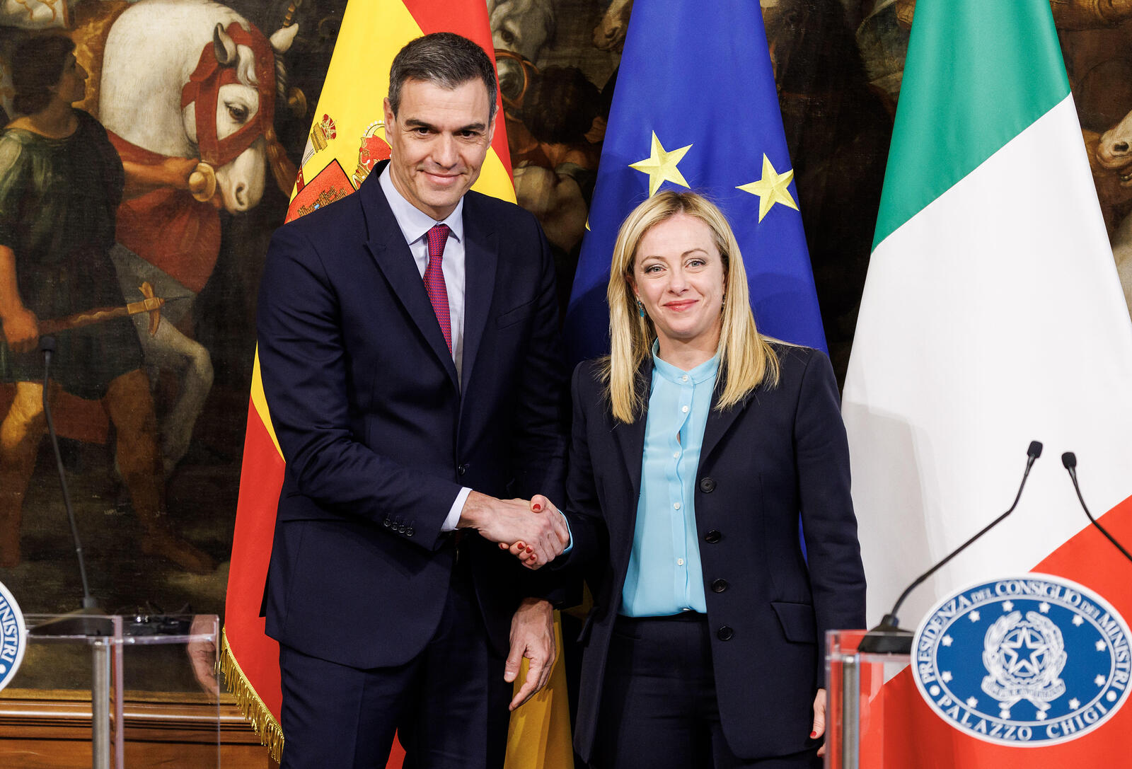 Pedro Sanchez Espainiako presidentea Giorgia Meloni Lehen Ministro italiar ultraeskuindarrari eskua emanda, Chigi jauregira egindako bisitan. (Roberto MONALDO/EUROPA PRESS) Pedro Sanchez Espainiako presidentea Giorgia Meloni Lehen Ministro italiar ultraeskuindarrari eskua emanda, Chigi jauregira egindako bisitan. (Roberto MONALDO/EUROPA PRESS)