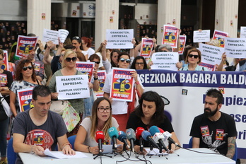Comparecencia de los sindicatos LAB, UGT, CCOO y ESK a las puertas del Hospital de Cruces.